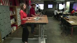 VOICED : De pie Estar sentado dana la salud News Clip