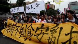 CLEAN : Angry Taiwanese rally against food scandal acquittal News Clip