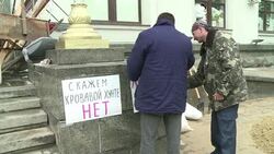 CLEAN : Pro Russian rebels controlling Lugansk town hall News Clip