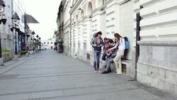 HD: Happy Backpackers in the city. Stock Footage