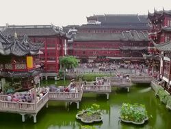 WS HA T/L View of crowds on nine turn zig zag bridge at Yuyuan Bazaar / Shanghai,  China Stock Footage
