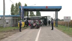 CLEAN : Thousands of migrants arrive in Hungary through Croatia News Clip