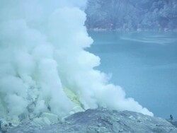 WS View of the Ijen volcano crater at early morning / Ijen, Java, Indonesia Stock Footage