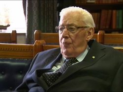Ian Paisley urges government to cancel Pope visit News Clip