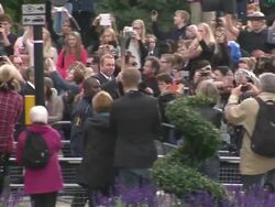 Sir Chris Hoy carries the Commonwealth Games baton News Clip