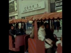 SYND 18-12-72 CHRISTMAS SHOPPING SCENES ON NEW YORK'S FIFTH AVENUE News Clip