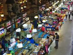 MS T/L Shot of people at Noryangjin Fisheries Wholesale Market / Seoul, South Korea Stock Footage