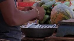 VOICED : Cuba el pais de las dos monedas locales News Clip