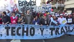 VOICED : Ruego por pan y trabajo se vuelve protesta en Argentina News Clip