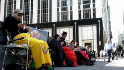 CLEAN: Fanaticos del Iphone5 acampan News Clip