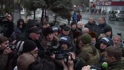 CLEAN : Bloody bus attack in Ukraine as troops abandon airport News Clip