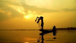 4K:Local lifestyles of fisherman working in the morning sunrise. Stock Footage
