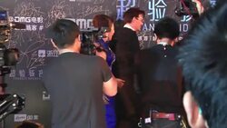 Johnny Depp meets fans at 'Transcendence' red carpet event Instructional Video