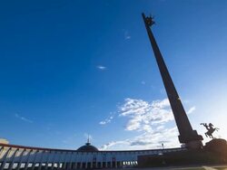 War memorial on Poklonnaya Hill at sunset Stock Footage