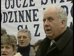 Choir singing at Gemelli, exteriors, Vatican City News Clip