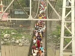 Pull back laxman jhulla rishikesh uttarakhand Stock Footage