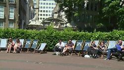 CLEAN : Britain basks in sun on hottest day of the year News Clip