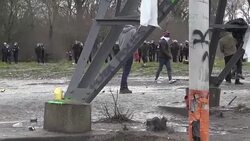 CLEAN : Police and migrants clash in Calais News Clip