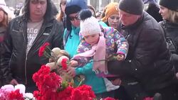 CLEAN : Rostov on Don residents lay flowers for crash victims News Clip