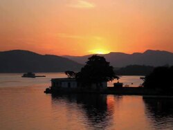 Sunset a Lake Pichola, Udaipur, india Stock Footage