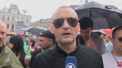 Tens of thousands protest in Moscow Instructional Video