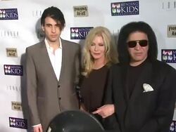 Nick Simmons, Shannon Tweed, Gene Simmons at Mending Kids International Four Kings And An Ace Celebrity Poker Tournament Stock Footage
