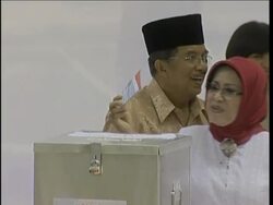 Voting starts, Megawati, Kalla, SBY casts ballot SBY sbite News Clip