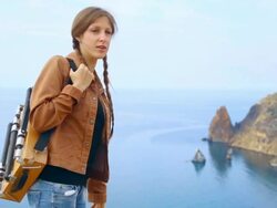 woman artist travels along the coast Stock Footage