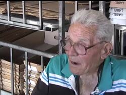 At age 95, the nation's oldest postal worker is ready to call it quits. Chester Arthur Reed is walking away from his job as a mail handler and forklift operator in California. Now, he wants to see the world. News Clip