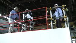 CLEAN : Toshiba unveils robotic News Clip