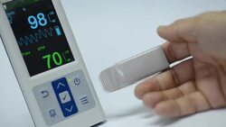 pulse oximeter Stock Footage