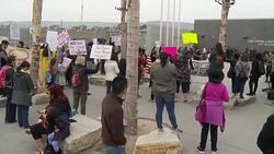 CLEAN : Protesters wait for Trump at the Mexican border News Clip