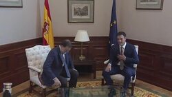 VOICED : Socialistas insisten en votar contra la investidura de Rajoy News Clip