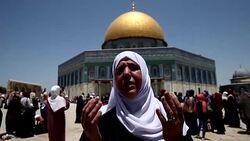 CLEAN : Palestinians pour into Jerusalem for Ramadan prayers News Clip