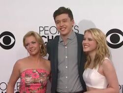 Nick Robinson, Melissa Joan Hart & Taylor Spreitler at the 40th Annual People's Choice Awards - Arrivals Stock Footage