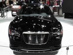 2013 Chrysler 300C John Varvatos Limited montage Stock Footage