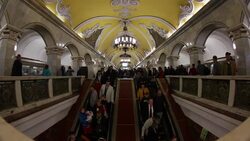 Spectacular vaulted ceiling and chandeliers in Moscow's Komsomolskaya metro station, Russia Stock Footage