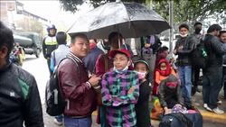 CLEAN : Nepal quake survivors desperate to leave the capital News Clip