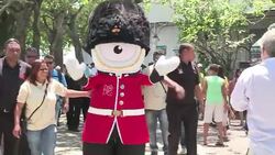 VOICED : Mascotas olimpicas visitan Rio de Jeneiro News Clip