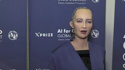 VOICED : Robot con inteligencia artificial da entrevista en Suiza News Clip