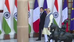 CLEAN : Macron exchanges a handshake with Modi in Delhi News Clip
