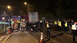 VOICED : Al menos 19 muertos y 60 heridos al volcar autobus en Hong Kong News Clip