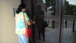 woman opening door Stock Footage