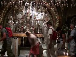 MS People praying in Altar of Crucifixion in Church of Holy Sepulchre / Jerusalem, Mechoz Jeruschalajim, Israel Stock Footage