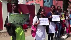 CLEAN : India: thousands protest against bull wrestling ban News Clip