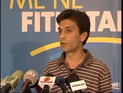 WRAP DUI criticises election, leaders voting, police; ADDS polls closing News Clip