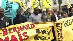 CLEAN : Hundreds march in Paris to show solidarity with migrants News Clip
