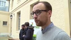 CLEAN : Pet chickens help French families reduce food waste News Clip