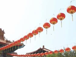 swinging red chinese lanterns Stock Footage
