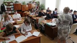 CLEAN : New school year starts in eastern Ukraine News Clip